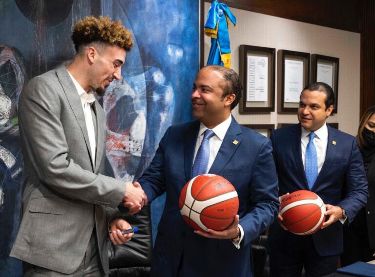 Banreservas firma acuerdo con Chris Duarte, jugador de Indiana Pacers, de la NBA