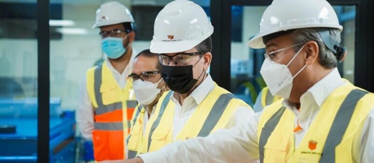 Bisonó visita empresa Cartones del Caribe y presenta programas de fortalecimiento industrial que ofrece el MICM