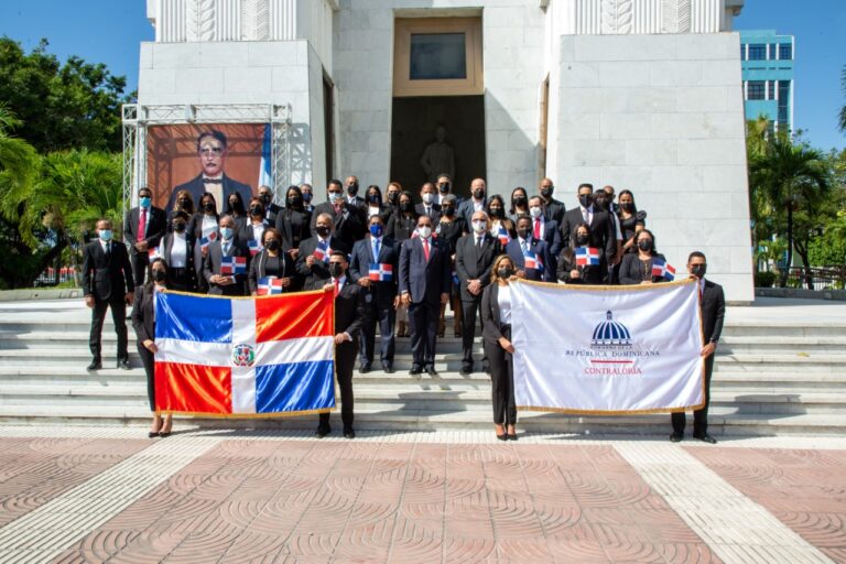 Contralor llama a renovar el compromiso de contribuir con el fortalecimiento de la patria 