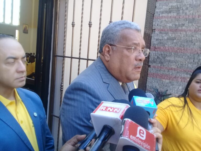 Luis “El Gallo” respalda muro fronterizo
