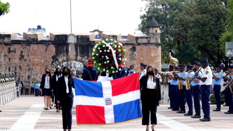 La OCABID deposita Ofrenda Floral en el   Altar de la Patria     