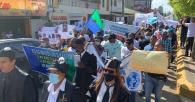 Organizaciones sociales marchan por supuesta corrupción en la Fiscalía de Monte Plata