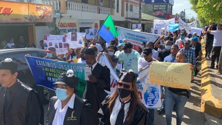 Organizaciones sociales marchan por supuesta corrupción en la Fiscalía de Monte Plata