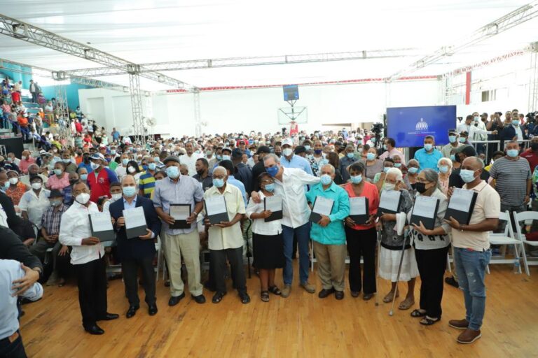 Presidente Abinader entrega 380 títulos en SDE con una inversión de RD$151,680,000