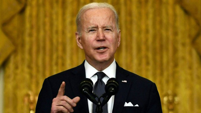 Biden dice Rusia mantiene postura amenazante contra Ucrania