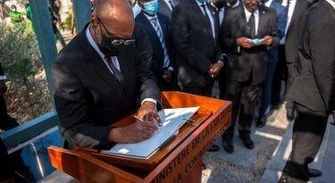 Senado de Haití pide al primer ministro que entregue el poder este lunes