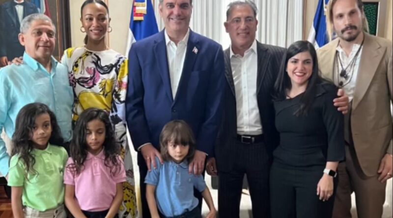 Zoe Saldaña y su familia visitan al presidente Luis Abinader