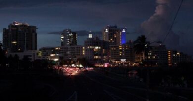 Unos 700 mil abonados se quedan sin electricidad en Puerto Rico