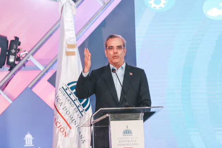 Abinader afirma que la educación es el único camino al éxito, las oportunidades y el empleo