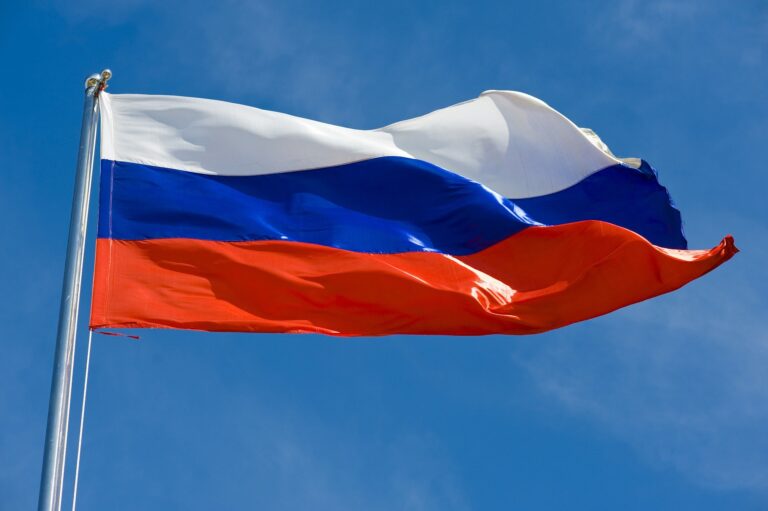 Rusia sufre embestida de sanciones occidentales con caída histórica del rublo