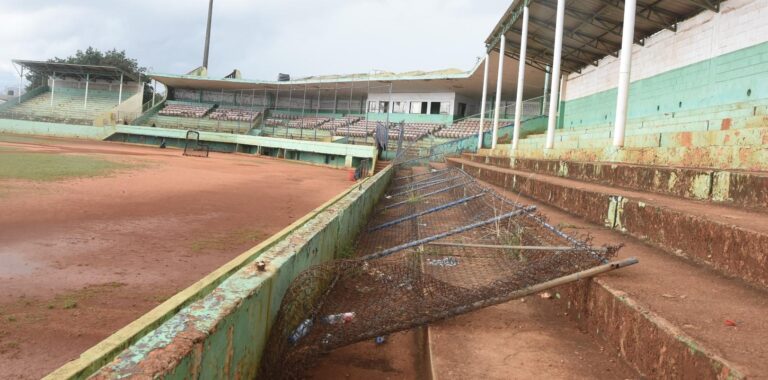 Que pena: El estadio La Normal se sigue cayendo a pedazos