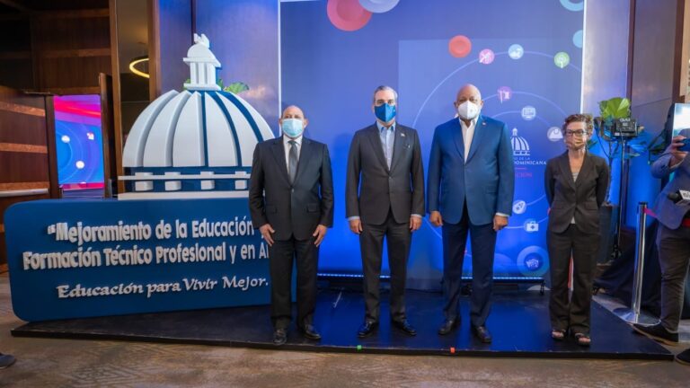 Presidente Abinader y ministro de Educación inician transformación de Liceos en Politécnicos