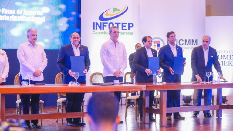 Presidente Abinader califica de proyecto educativo revolucionario acuerdo INFOTEP,PUCMM Y Domínico Americano