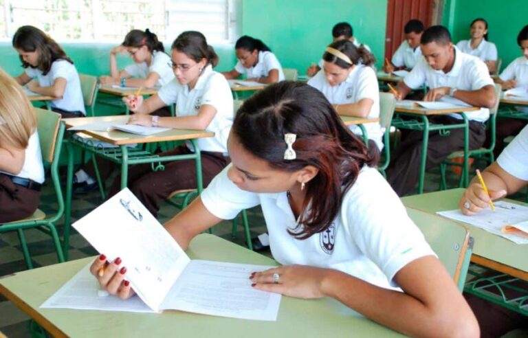 Colegios privados denuncian el Minerd le roba a sus profesores