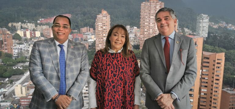 Contralor Catalino Correa pondera vínculos del embajador dominicano en Colombia, Julio Cordero