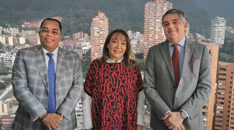Contralor Catalino Correa pondera vínculos del embajador dominicano en Colombia, Julio Cordero