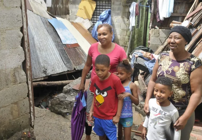 Desborde de cañada en Guajimia afecta 15 casas y familias