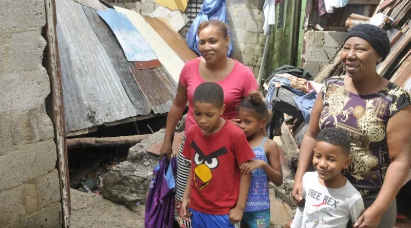 Desborde de cañada en Guajimia afecta 15 casas y familias