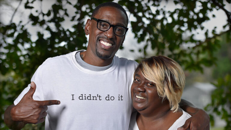 Hombre que pasó 23 años en prisión por error busca indemnización de US$93 millones