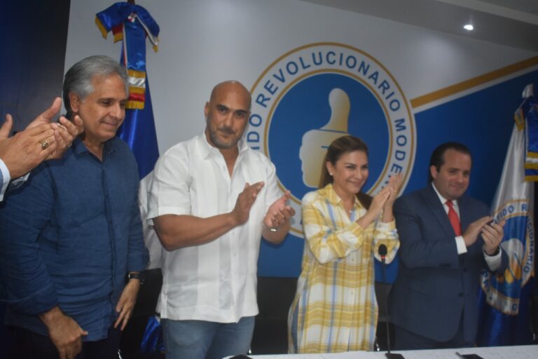 PRM juramenta al dirigente político Homero González