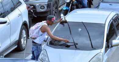 Limpiavidrios siguen en las calles del Distrito Nacional
