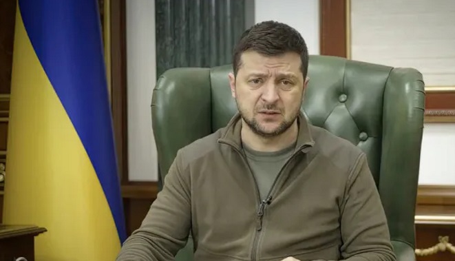 Presidente Zelenski pide conversar con Moscú para detener invasión