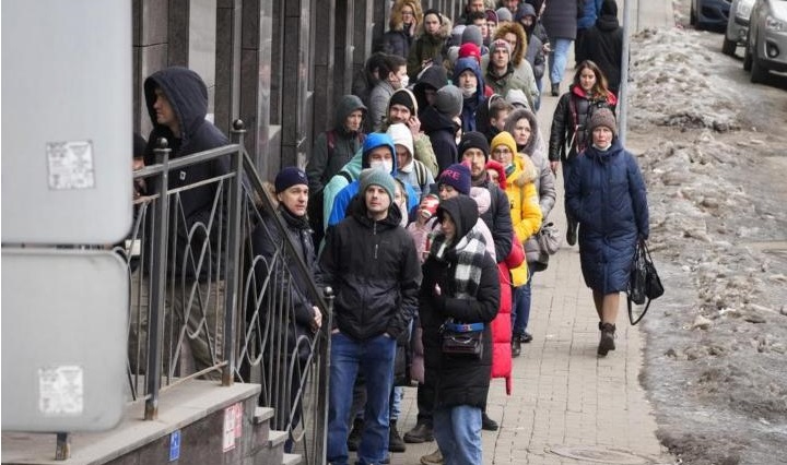 Rublo se desploma; los rusos hacen largas filas en los bancos