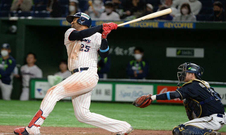 Dominicano Santana consolida lideratos en el béisbol de Japón