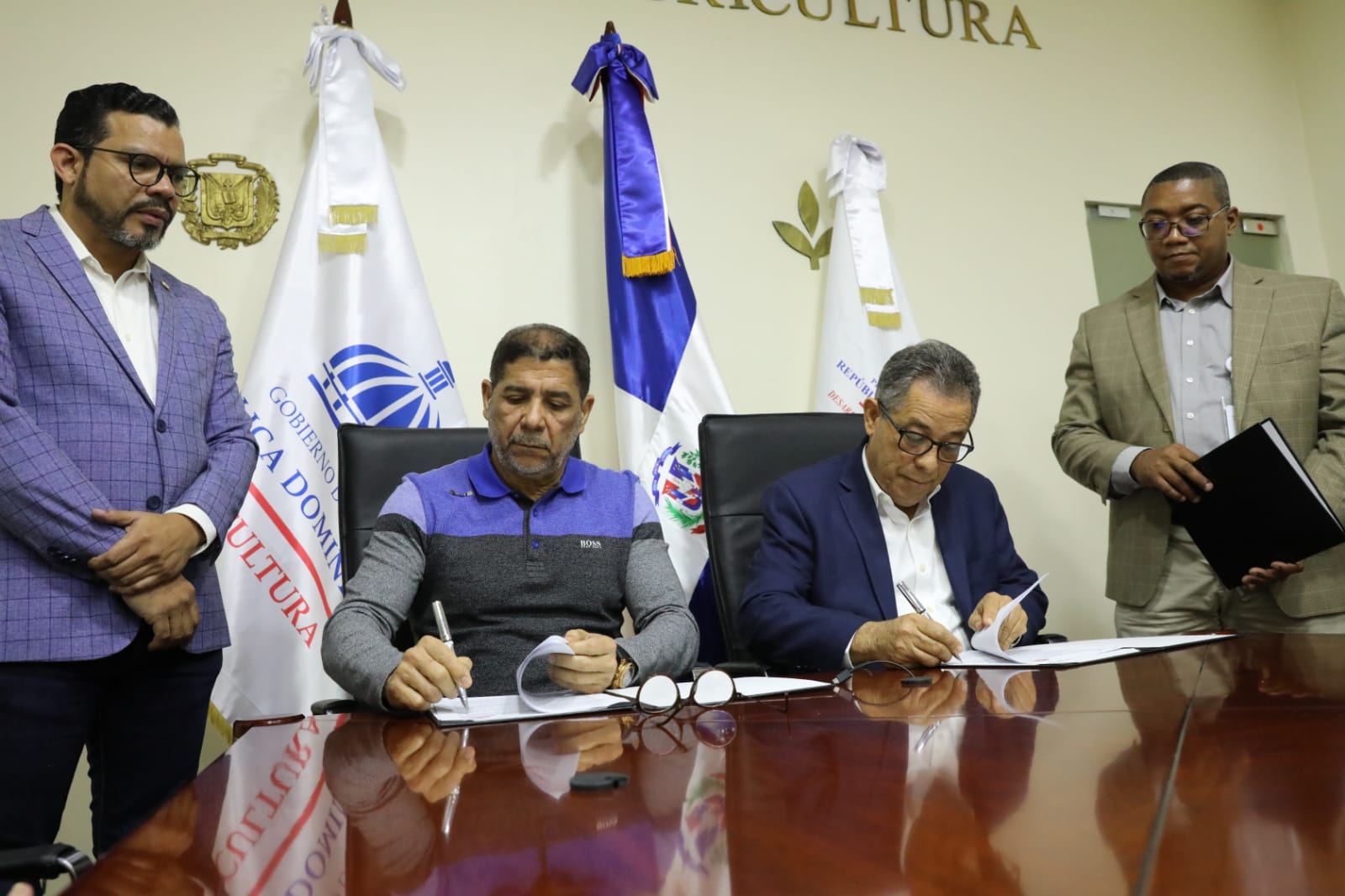 Firman acuerdo para fomentar agricultura familiar en comunidades de escasos recursos