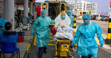 «Nuestros crematorios están al borde de su límite»: Una ola de covid sin precedentes golpea a Hong Kong