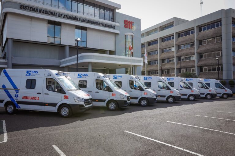 Sistema 9-1-1 hace entrega de siete nuevas ambulancias al SNS para reforzamiento de la atención a las emergencias