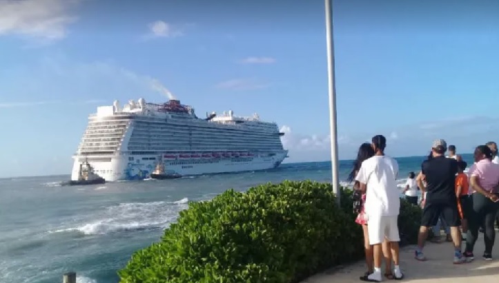Liberan crucero encallado con turistas en muelle Puerto Plata