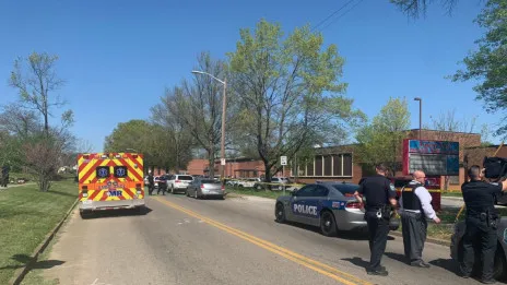 Un estudiante muerto y 2 heridos en tiroteo en exterior de instituto en EEUU