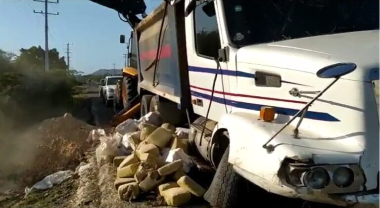 Ocupan 119 pacas de marihuana en camión que transportaba material de construcción