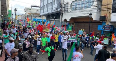 Marchan contra presas, daños ambientales y obras en el Cibao