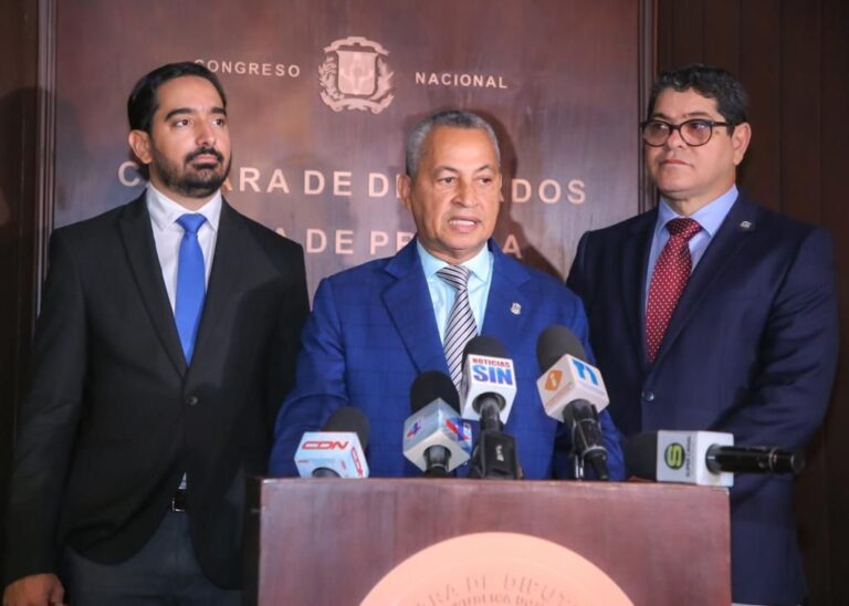 Diputados entregan proyecto de Ley de Modificación Integral de la Seguridad Social