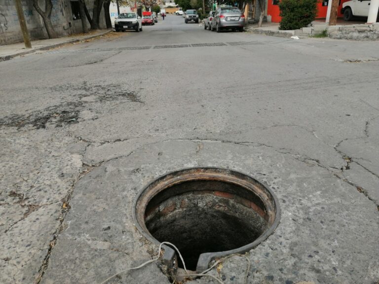 ¡por fin! La CAASD colocará tapas de polietile­no a las alcantarillas para evitar robos