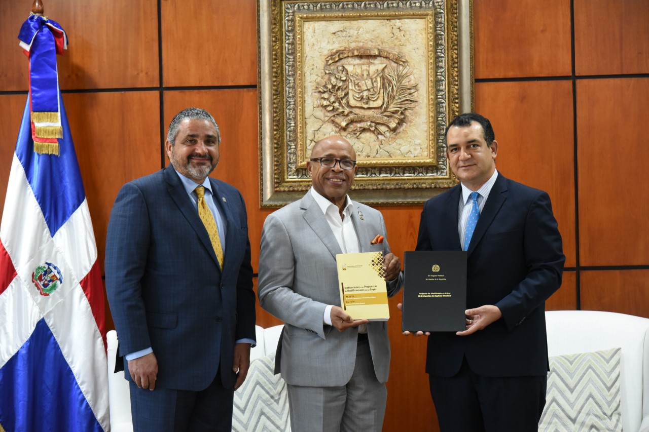 JCE entrega al presidente de la Cámara de Diputados proyectos de modificación a leyes electorales
