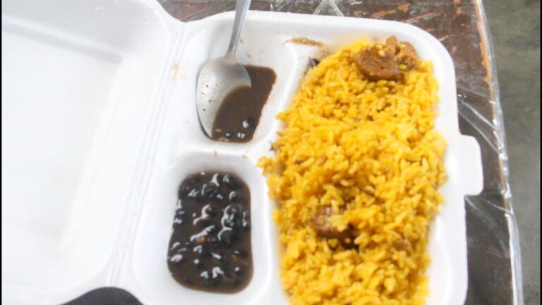 Califican de «pésima calidad» raciones de comida entregan en Comedor Económico de Villa Liberación, SDE