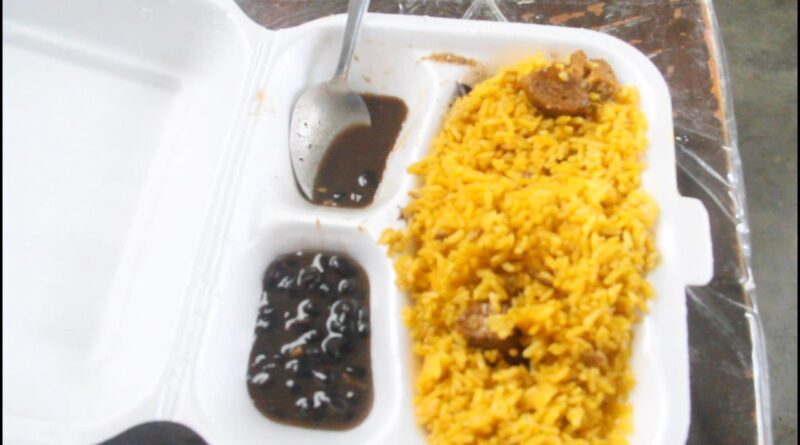 Califican de «pésima calidad» raciones de comida entregan en Comedor Económico de Villa Liberación, SDE
