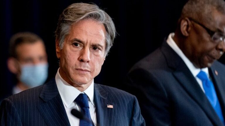 Secretarios Estado y Defensa EU visitan Ucrania para hablar de armas