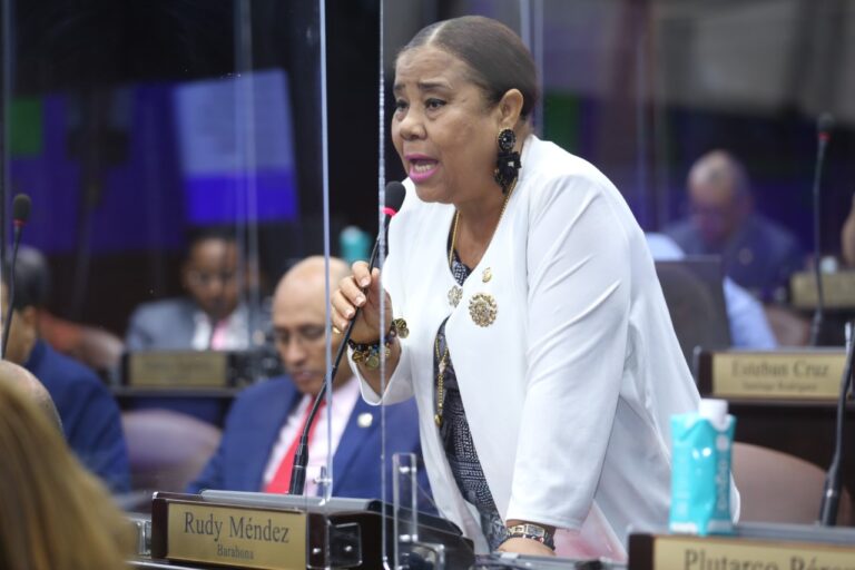 Diputados aprueban varias iniciativas y continúan leyendo proyecto de ley de Comercio Marítimo