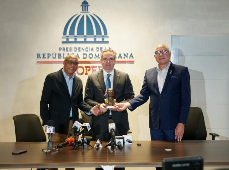 Fedodim entrega «Premio Juan Pablo Duarte a la Transparencia» al ministro Neney Cabrera