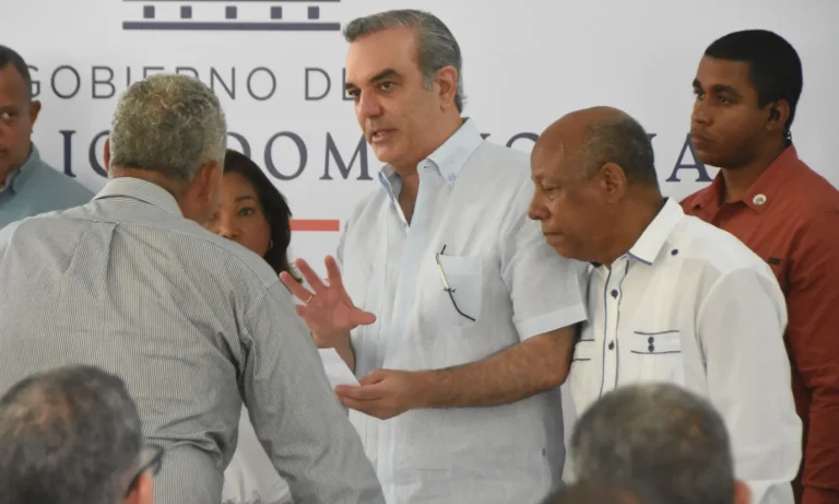 Luis Abinader reta que “le caigan atrás”, aquellos que afirman no terminará obras
