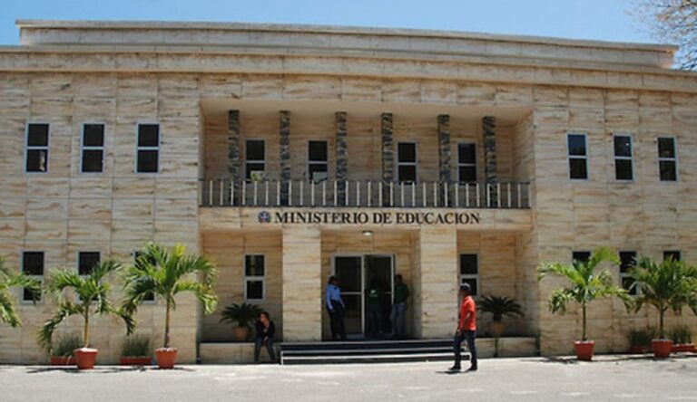 Minerd llama este lunes reiniciar la docencia en todas las escuelas