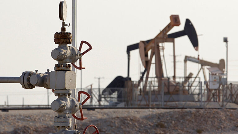 El petróleo de Texas sube un 3.3% y cierra en US$105.36 el barril