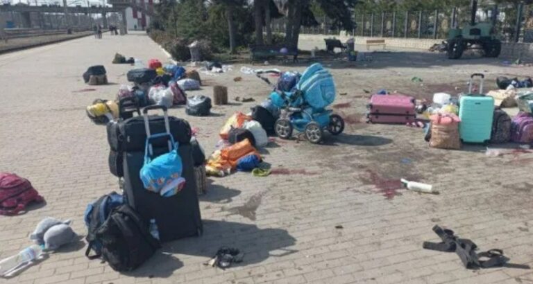 Zelenski acusa a Rusia de «exterminar» a civiles tras ataque a estación