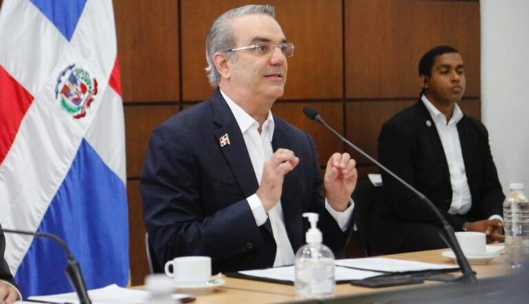 Abinader anuncia aumento 24% para trabajadores construcción