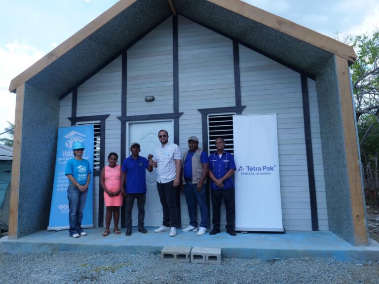 Tres recolectores reciben casas construidas con envases de Tetra Pak