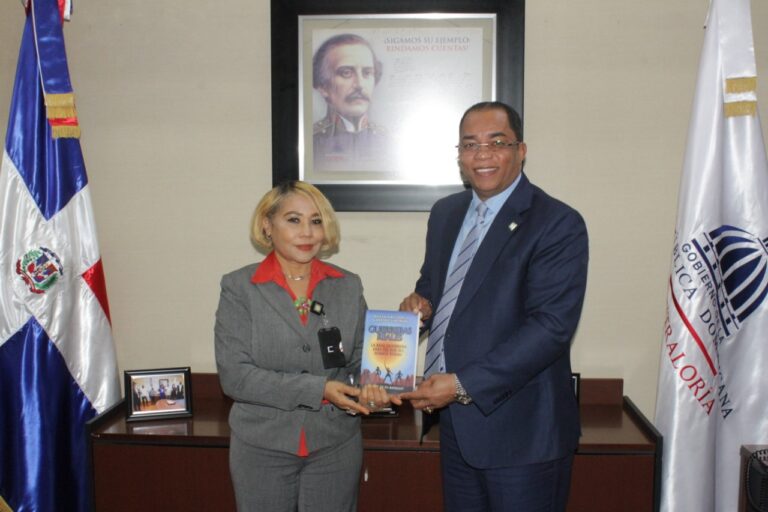 Contraloría apoya emprendimiento de colaboradora Rufina Beltré, autora del libro Best-seller “Guerreras reales” 